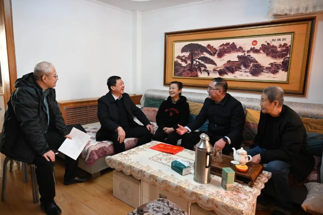 心系勞模 情暖職工|市總工會領(lǐng)導(dǎo)走訪慰問煙臺公交困難勞模